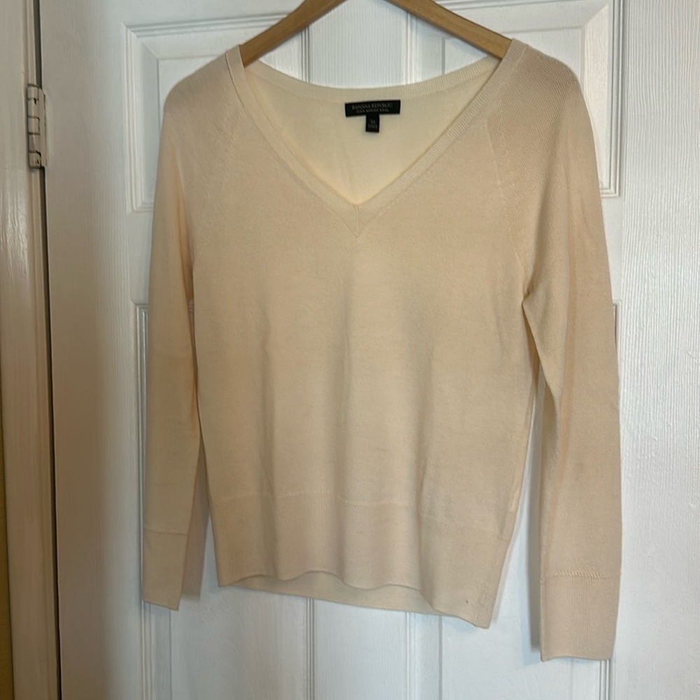 Banana Republic Soft Cream/Ivory V-Neck Merino Wool Sweater - XSmall - Picture 1 of 6